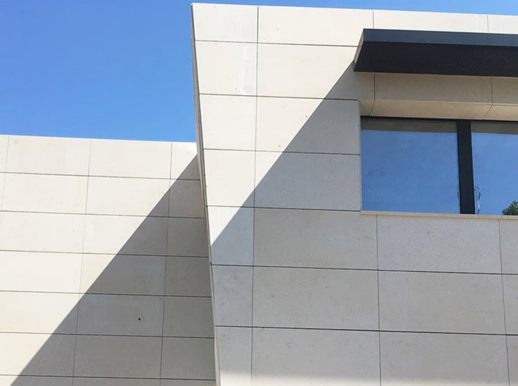 Aislamiento de fachadas con SATE, fachada ventilada y gres porcelánico: instalación y rehabilitación exterior A Coruña (A Coruña)