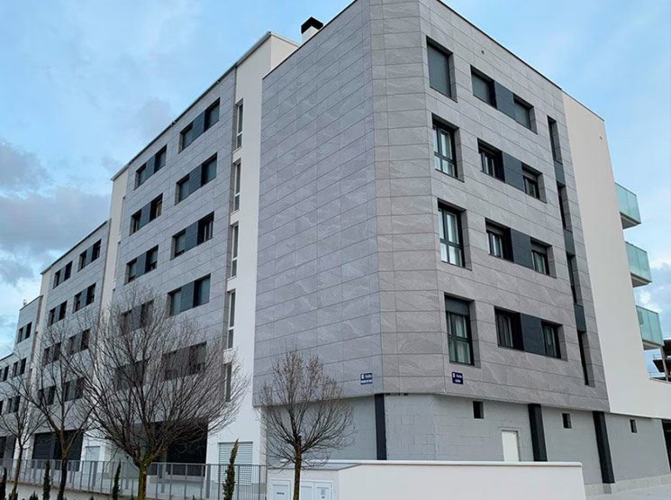 Presupuesto de fachada ventilada con porcelánico en Marbella